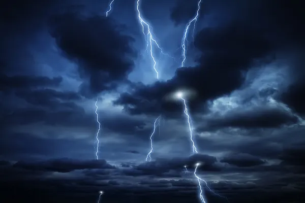 上海暴雨，黑夜中巨大闪电击地，闪电的威力有多大？