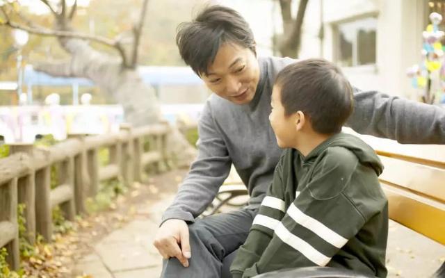 湖北一小男孩偷十块钱被爸爸送到派出所，这位父亲的做法可取吗？