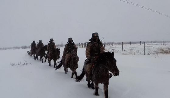 边防军人严寒巡逻积雪没过大腿，他们的存在给我们提供了怎样的生活保障？