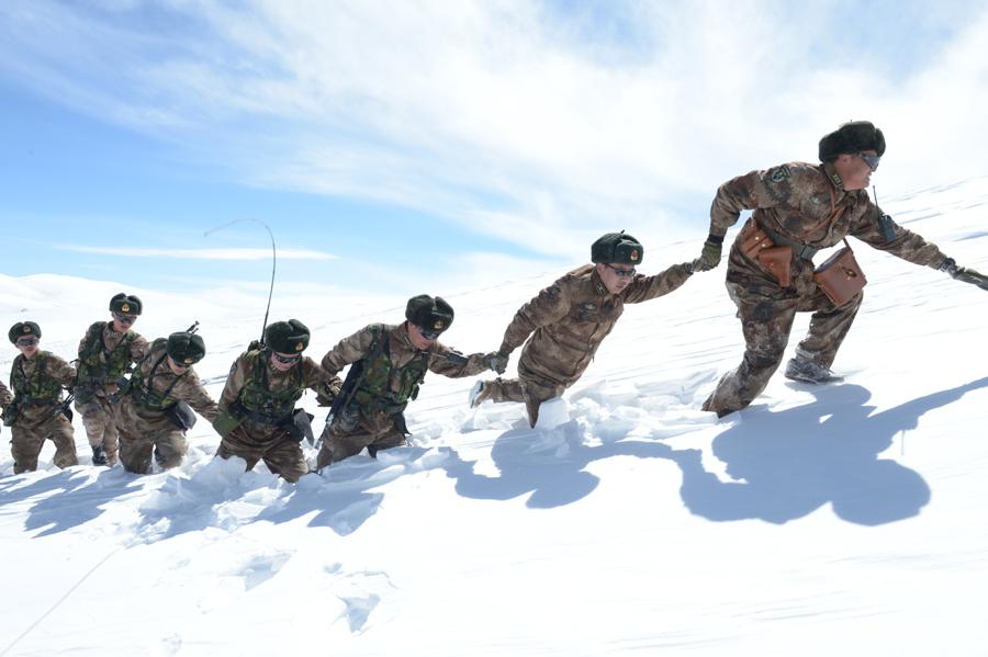 边防军人严寒巡逻积雪没过大腿，他们的存在给我们提供了怎样的生活保障？