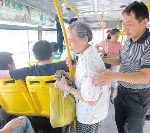 上海一女子占座并辱骂求座老人，这名女子的行为有多恶劣？