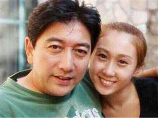 央视主持人水均益，隐藏了9年的老婆，是我们熟悉的她吗？