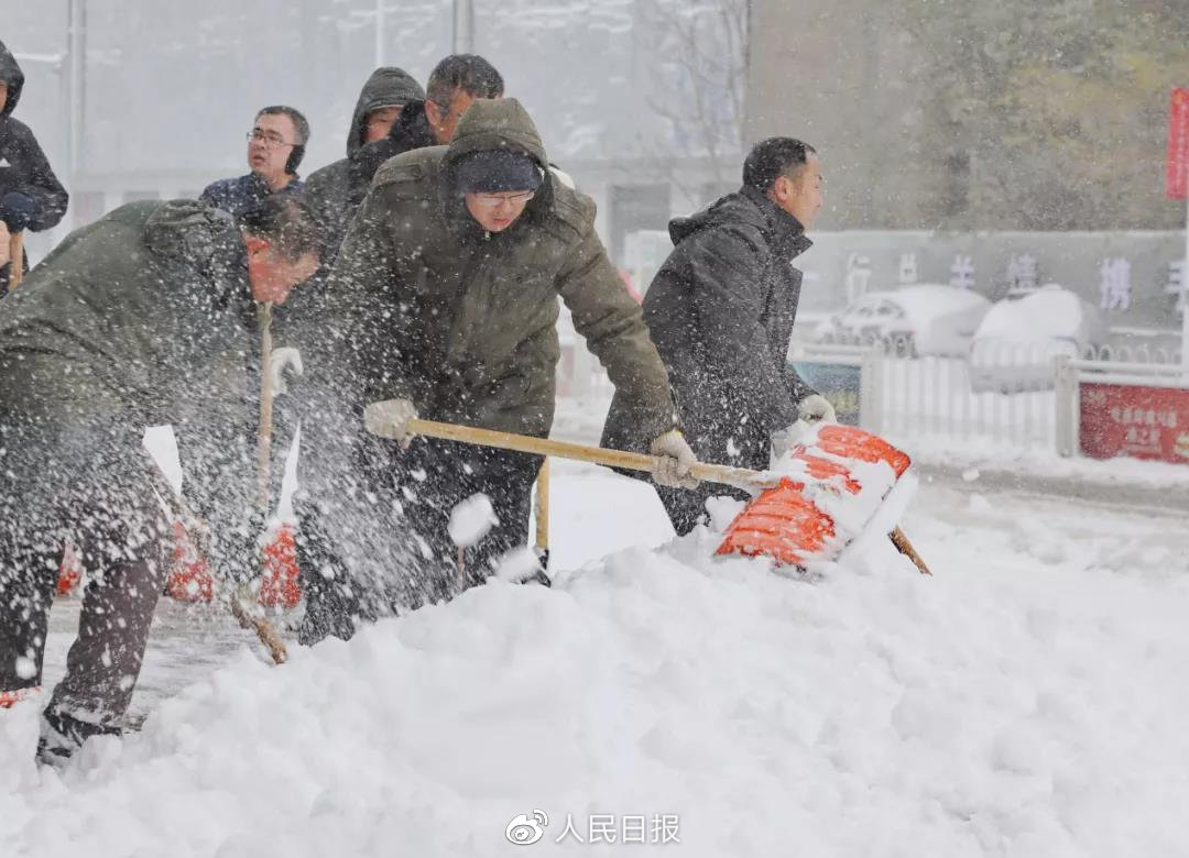 辽宁鞍山一农贸市场因强降雪坍塌，是否有造成人员伤亡？