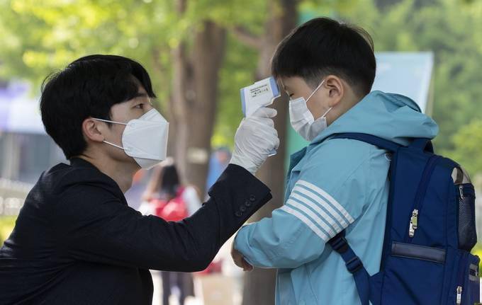 河北辛集确诊病例近半是中小学生，这波疫情为何会有这么多中小学生被感染？