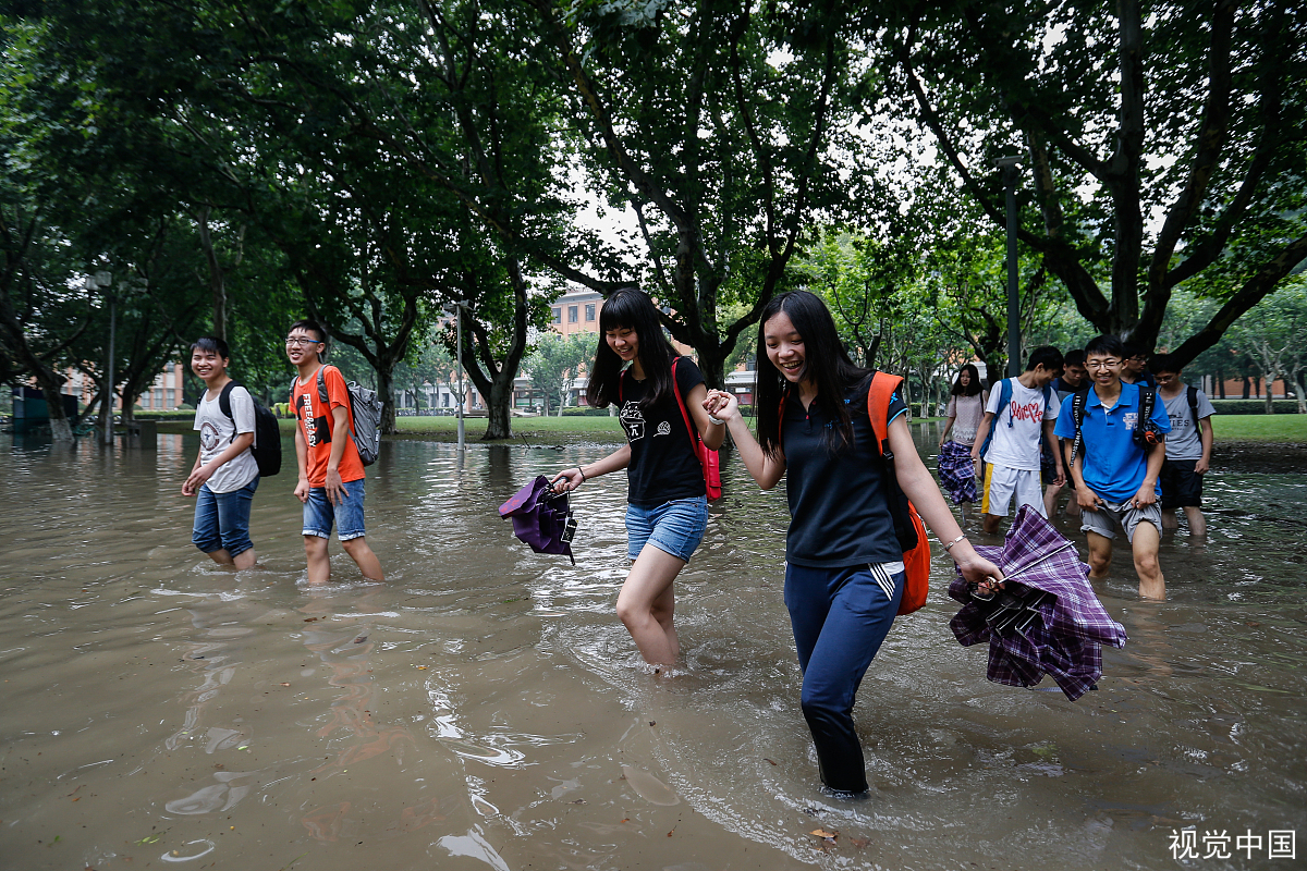 武汉突降暴雨，瞬时白昼如夜，这场暴雨为何来的这么猛烈？