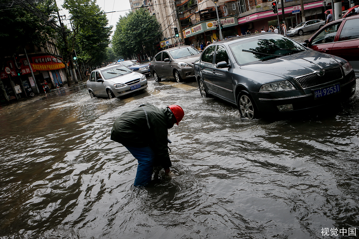 武汉突降暴雨，瞬时白昼如夜，这场暴雨为何来的这么猛烈？