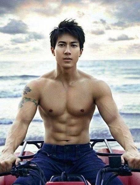 吴尊和同学合照像两辈人，你喜欢吴尊吗？