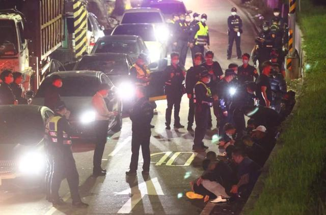 据报道台北凌晨近40人械斗互砍，警方采取了什么举措？