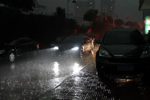 据报道，北京巨型雨幕从天而降，民众出行该注意哪些安全问题？