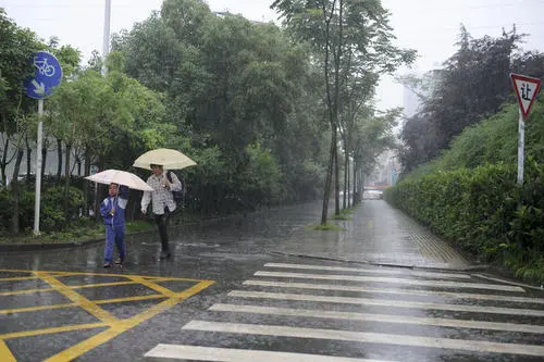 据报道，北京巨型雨幕从天而降，民众出行该注意哪些安全问题？