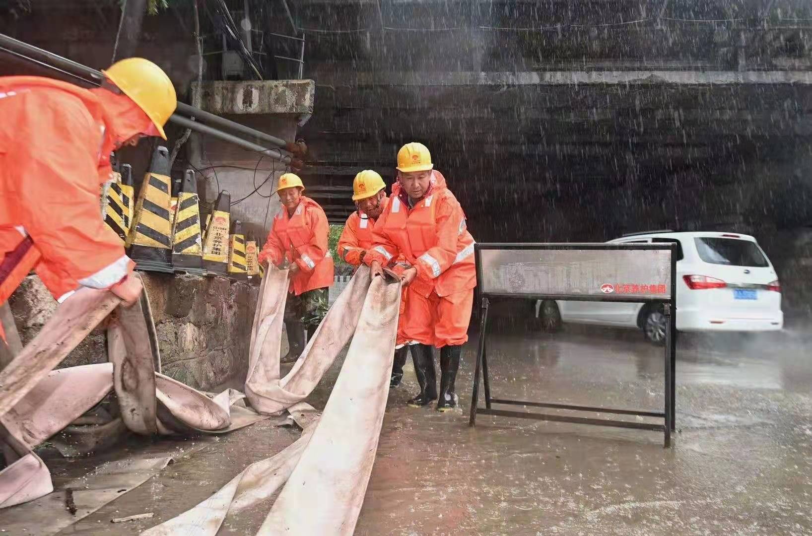 河北暴雨街头成河，市民抱树自救，当地有关部门采取了哪些应急措施？