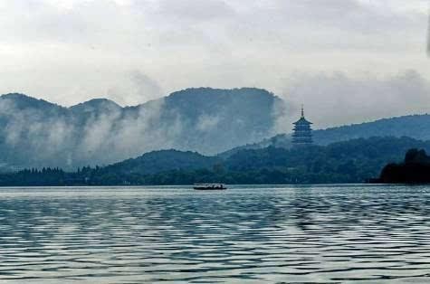 水光潋滟晴方好，山色空蒙雨亦奇描写的是什么地方的景