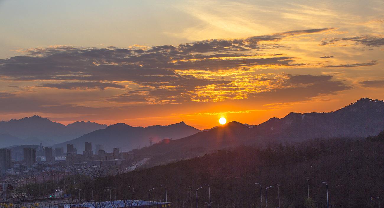 朝霞不出门，晚霞行千里。是什么意思呢？