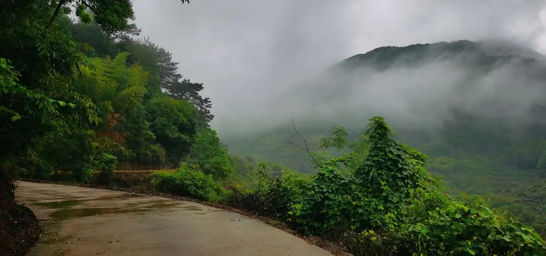 有雨山戴帽,无雨半山腰是什么意思