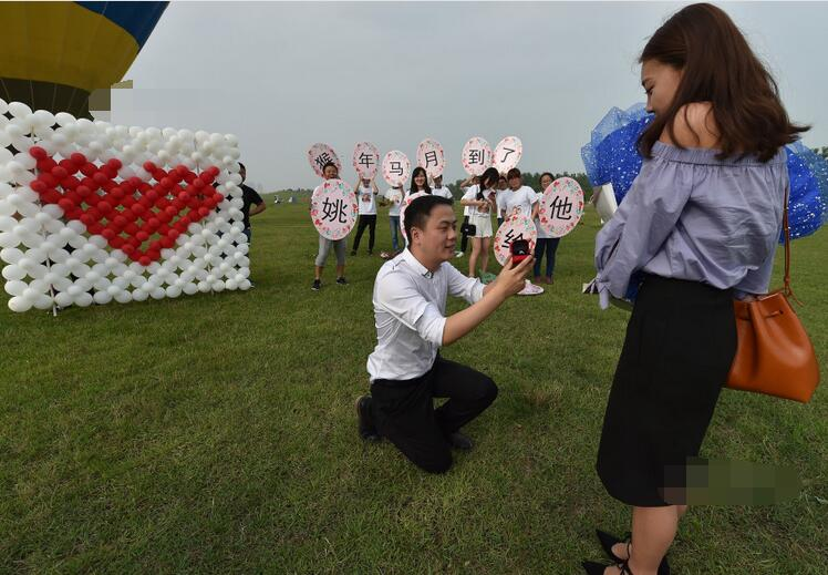 杭州男子七夕用绿色气球求婚引发热议，你觉得用绿气球求婚合适吗？