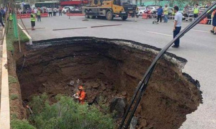 西安地铁口附近道路发生塌陷，一骑车女子不幸坠亡，事故发生的原因是什么？