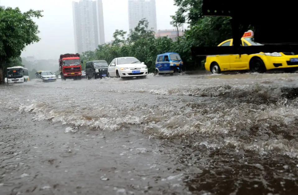 重庆多地遭遇狂风暴雨袭击，当地采取哪些救援措施？