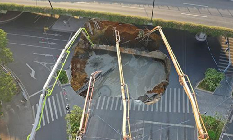 西安地铁口附近道路发生塌陷，一骑车女子不幸坠亡，事故发生的原因是什么？