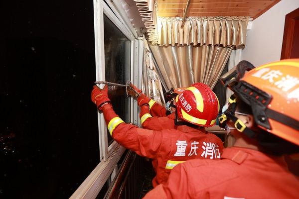 重庆多地遭遇狂风暴雨袭击，当地采取哪些救援措施？