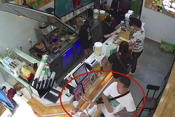 12岁女孩奶茶店内遭陌生男扇耳光，男子为何打人？