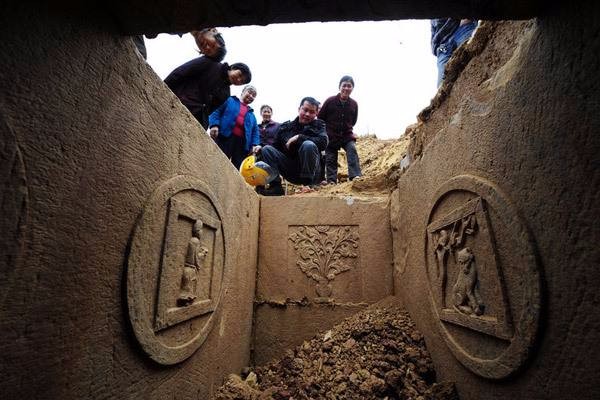 前明朝古墓被挖距今500年，墓主是何方神圣？