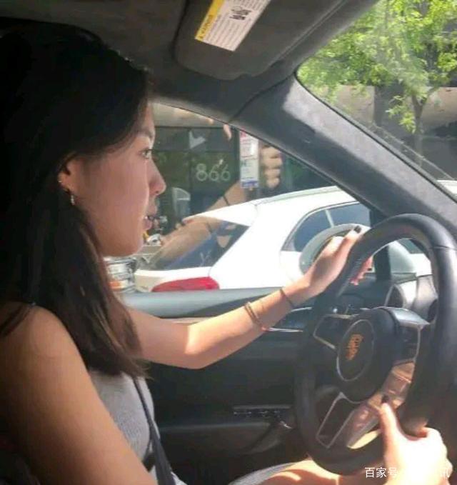 17岁开豪车，继承2亿遗产，李咏女儿现状如何？