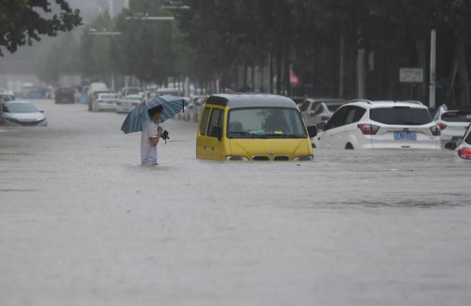 郑州暴雨中跪地救人的试工医生被直接录用，当时他还有过哪些壮举？