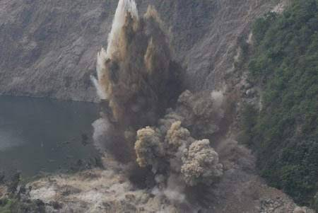 太震撼！巴基斯坦石坝开闸泄洪似电影特效，下游居民需要注意什么？