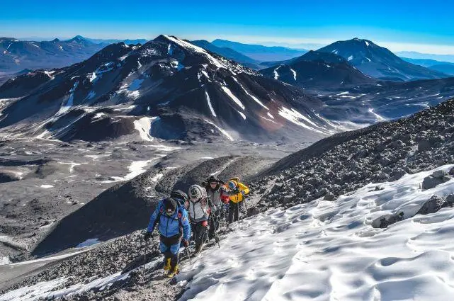 5名游客在攀登火山途中遇难，悲剧发生的主要原因是什么？