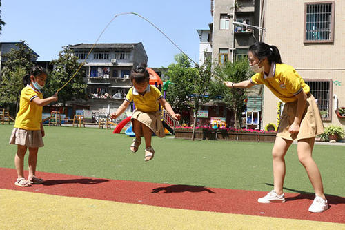 湖南4岁幼童在幼儿园午睡中死亡，院方与老师是否需要承担一定的责任？