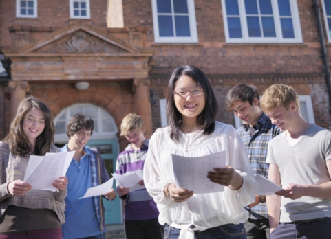 为何英国大学会采取包机方式来接中国留学生返校？