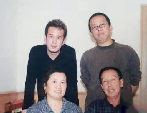 杨坤发布新歌《同姓》，写千字长文谈和父亲的关系，他们父子关系如何？