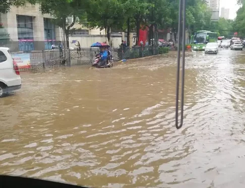 青岛遭遇暴雨，台阶变“水瀑布”，这次暴雨造成了哪些损失？