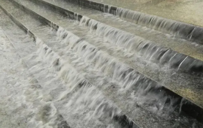 青岛遭遇暴雨，台阶变“水瀑布”，这次暴雨造成了哪些损失？