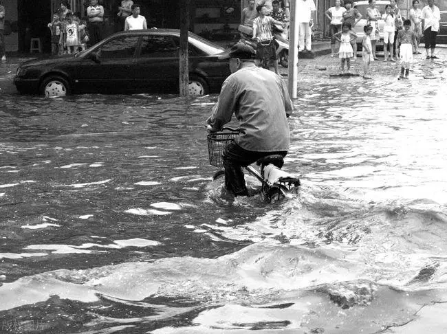 青岛遭遇暴雨，台阶变“水瀑布”，这次暴雨造成了哪些损失？