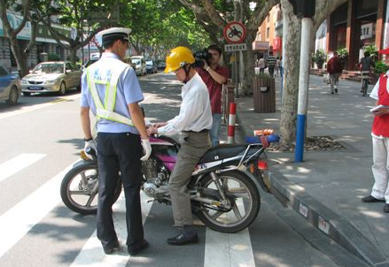 深圳经济特区道路交通管理条例第36条第一款第114条第1款罚多少钱?有机动车驾驶证会吊销吗？