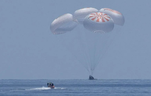 SpaceX龙飞船的美国宇航员是如何返回地球的？