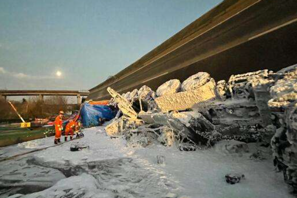 湖北一高速公路桥面发生垮塌事故，已营救出7名被困者，当前处理进展如何？