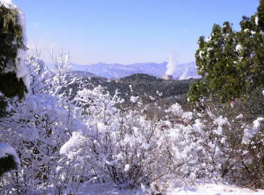 北京山区多地降雪，导致气温骤降的主要原因是什么？