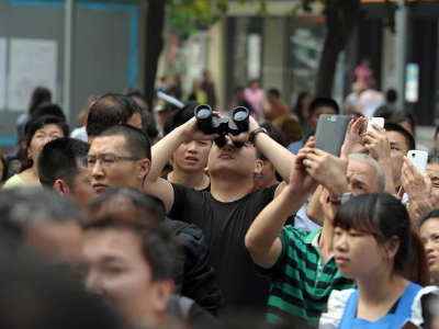 丑瞎！数女衣着暴露马路上热舞拍视频，这些女的都什么来路？