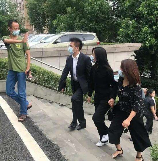 谭松韵妈妈被撞身亡案，肇事者为何只判六年？