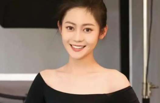 宋晓峰女儿罕曝光，被北电表演系录取，你怎么看？